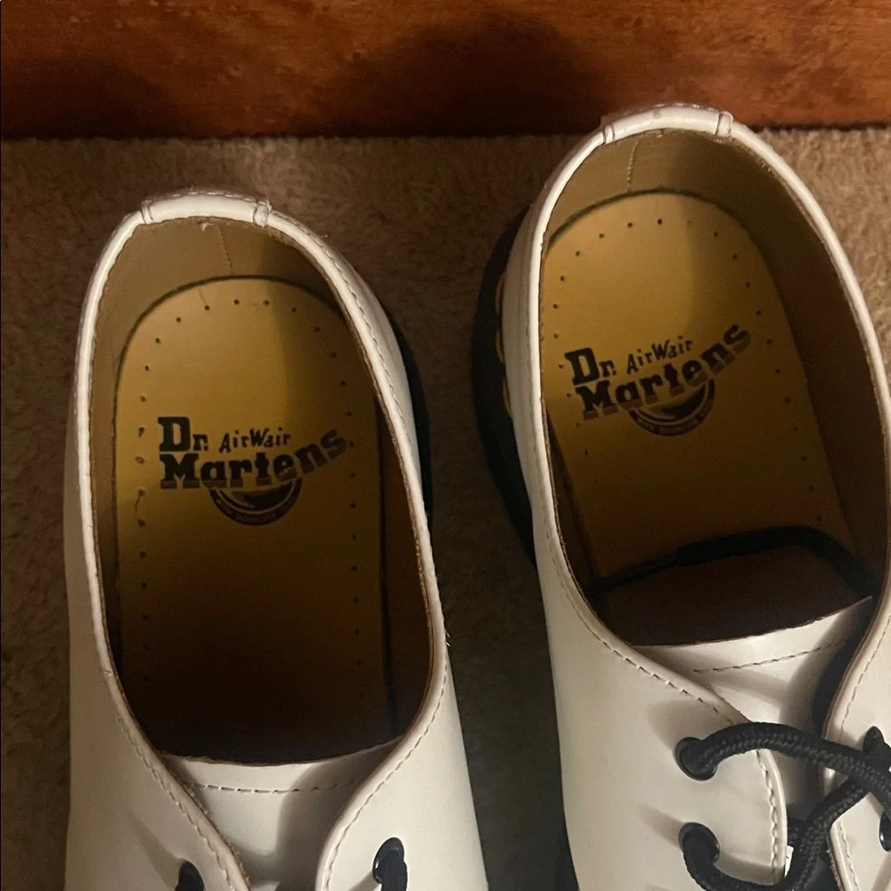 NWOT Dr. Martens White Leather Oxfords with Black Accents Men’s Size 8